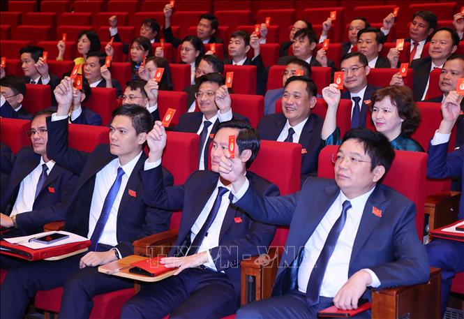 Đại biểu biểu quyết thông qua Đề án nhân sự Đoàn đại biểu Đảng bộ thành phố Hà Nội dự Đại hội XIV của Đảng. Ảnh: Văn Điệp – TTXVN