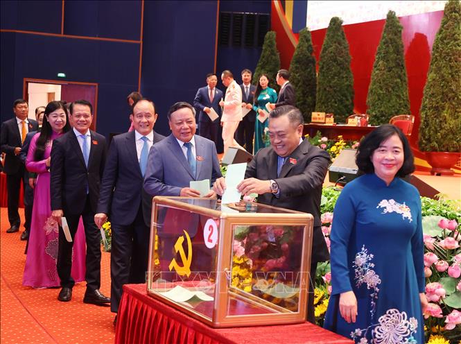 Các đại biểu bỏ phiếu bầu đại biểu chính thức và dự khuyết dự Đại hội đại biểu toàn quốc lần thứ XIV của Đảng. Ảnh: Văn Điệp – TTXVN