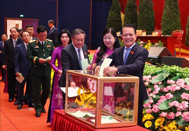 Các đại biểu bỏ phiếu bầu đại biểu chính thức và dự khuyết dự Đại hội đại biểu toàn quốc lần thứ XIV của Đảng. Ảnh: Văn Điệp – TTXVN