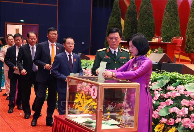 Các đại biểu bỏ phiếu bầu đại biểu chính thức và dự khuyết dự Đại hội đại biểu toàn quốc lần thứ XIV của Đảng. Ảnh: Văn Điệp – TTXVN
