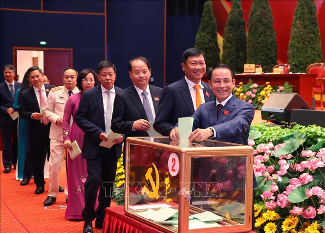 Các đại biểu bỏ phiếu bầu đại biểu chính thức và dự khuyết dự Đại hội đại biểu toàn quốc lần thứ XIV của Đảng. Ảnh: Văn Điệp – TTXVN