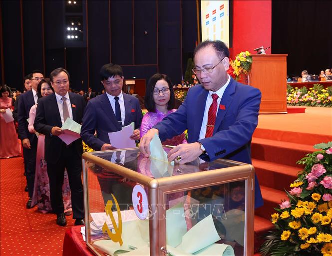 Các đại biểu bỏ phiếu bầu đại biểu chính thức và dự khuyết dự Đại hội đại biểu toàn quốc lần thứ XIV của Đảng. Ảnh: Văn Điệp – TTXVN