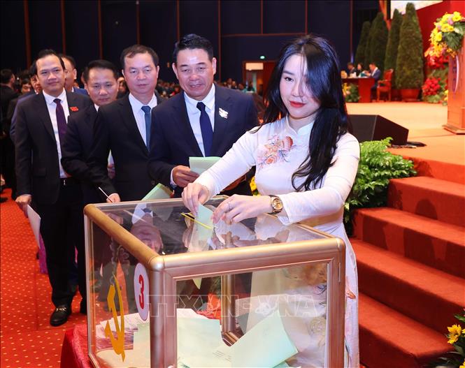 Các đại biểu bỏ phiếu bầu đại biểu chính thức và dự khuyết dự Đại hội đại biểu toàn quốc lần thứ XIV của Đảng. Ảnh: Văn Điệp – TTXVN