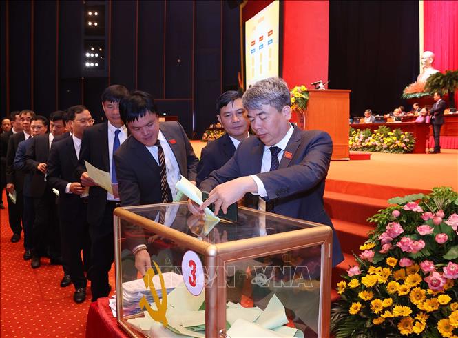 Các đại biểu bỏ phiếu bầu đại biểu chính thức và dự khuyết dự Đại hội đại biểu toàn quốc lần thứ XIV của Đảng. Ảnh: Văn Điệp – TTXVN