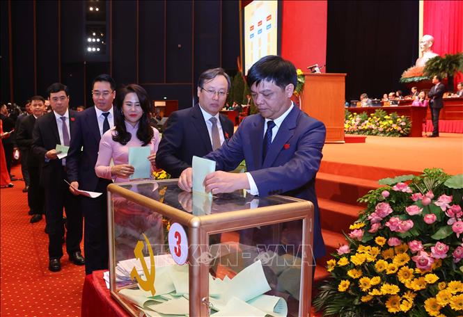 Các đại biểu bỏ phiếu bầu đại biểu chính thức và dự khuyết dự Đại hội đại biểu toàn quốc lần thứ XIV của Đảng. Ảnh: Văn Điệp – TTXVN