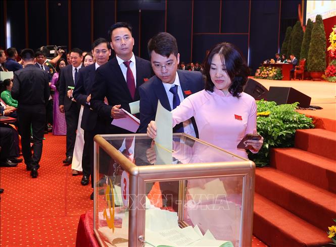 Các đại biểu bỏ phiếu bầu đại biểu chính thức và dự khuyết dự Đại hội đại biểu toàn quốc lần thứ XIV của Đảng. Ảnh: Văn Điệp – TTXVN