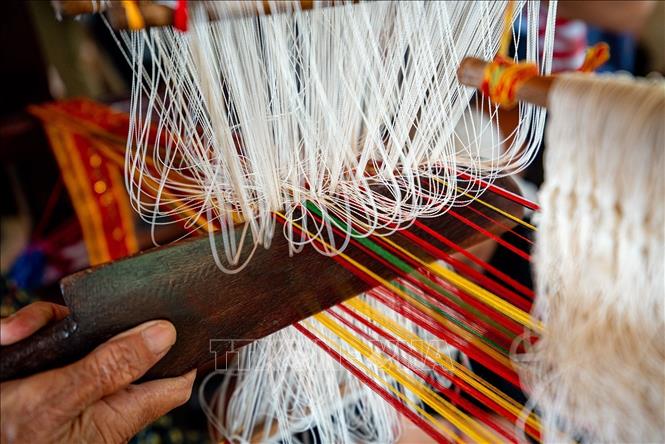 Hoa văn trên những tấm vải dệt thổ cẩm của người Chăm thường khá đa dạng và nhiều màu sắc. Ảnh: Khánh Hoà - TTXVN