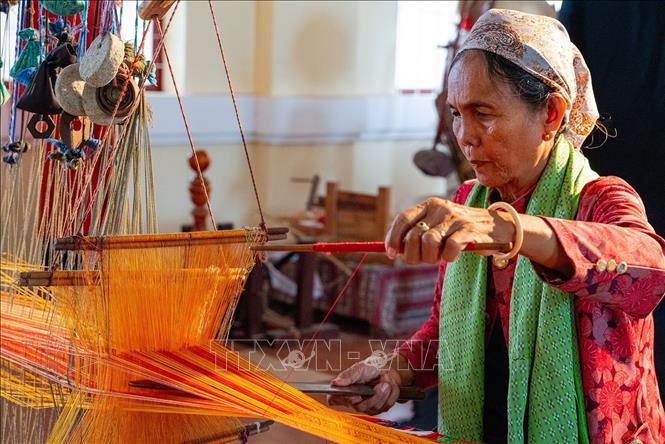 Để tạo ra những sản phẩm đẹp mắt, người thợ lành nghề cần có sự tập trung cao độ và bền bỉ. Ảnh: Khánh Hoà - TTXVN