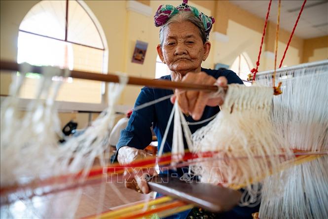 Để tạo ra những sản phẩm đẹp mắt, người thợ lành nghề cần có sự tập trung cao độ và bền bỉ. Ảnh: Khánh Hoà - TTXVN