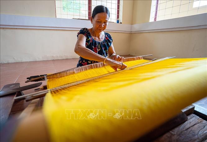 Để tạo ra những sản phẩm đẹp mắt, người thợ lành nghề cần có sự tập trung cao độ và bền bỉ. Ảnh: Khánh Hoà - TTXVN
