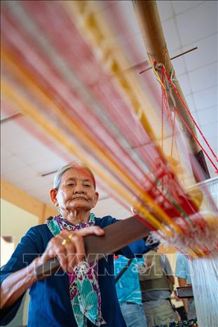 Để tạo ra những sản phẩm đẹp mắt, người thợ lành nghề cần có sự tập trung cao độ và bền bỉ. Ảnh: Khánh Hoà - TTXVN