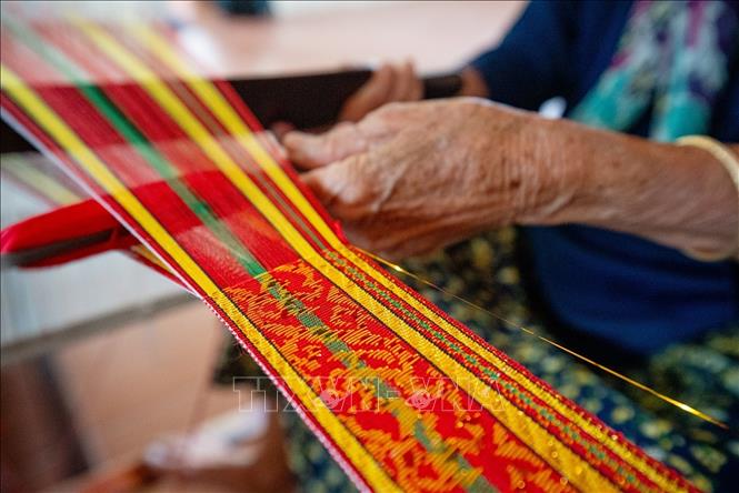 Hoa văn trên những tấm vải dệt thổ cẩm của người Chăm thường khá đa dạng và nhiều màu sắc. Ảnh: Khánh Hoà - TTXVN