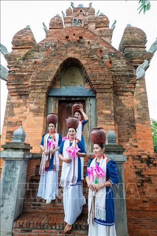 Sản phẩm của làng nghề Mỹ Nghiệp với những họa tiết thổ cẩm Chăm đặc trưng luôn mang tính ứng dụng cao trong đời sống. Ảnh: Khánh Hoà - TTXVN