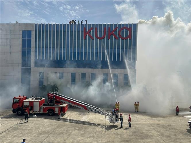 Quang cảnh buổi diễn tập phương án phòng cháy chữa cháy. Ảnh: K GỬIH-TTXVN