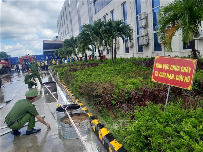 Lực lượng chức năng thực hiện diễn tập khám nghiệm hiện trường. Ảnh: K GỬIH-TTXVN