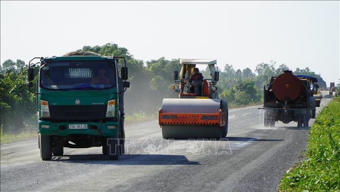 Nhiều thiết bị, máy móc thi công gói thầu số 11 của dự án tuyến tránh Cao Lãnh. Ảnh: Nhựt An - TTXVN