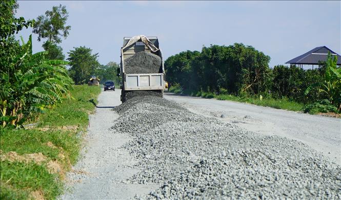 Đá được vận chuyển đến công trường xây dựng tuyến tránh Cao Lãnh. Ảnh: Nhựt An - TTXVN