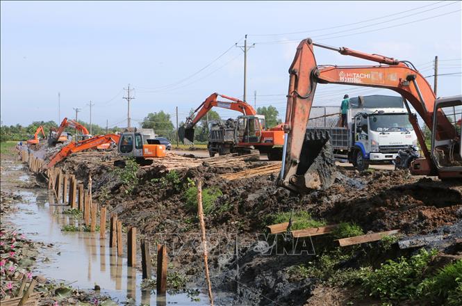 Đơn vị thi công, nhà thầu tập trung thiết bị máy móc đẩy nhanh tiến động công trình. Ảnh: Tuấn Phi - TTXVN