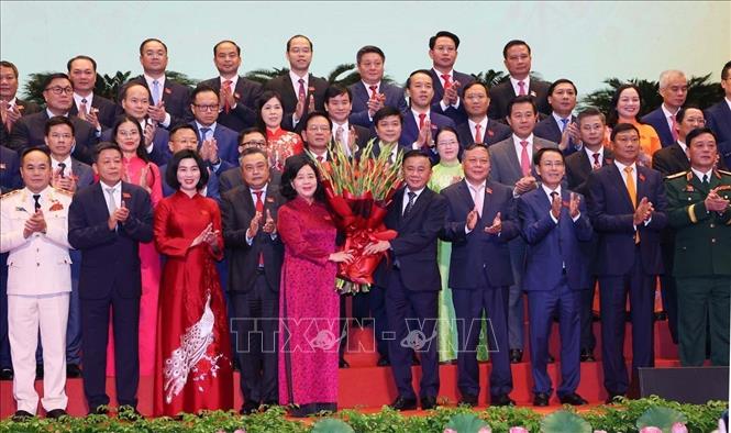 Đồng chí Trần Cẩm Tú, Ủy viên Bộ Chính trị, Thường trực Ban Bí thư tặng hoa Ban Chấp hành Đảng bộ thành phố Hà Nội lần thứ 18, nhiệm kỳ 2025-2030 ra mắt Đại hội. Ảnh: Văn Điệp – TTXVN