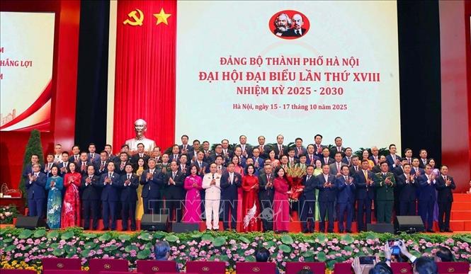 Đồng chí Trần Cẩm Tú, Ủy viên Bộ Chính trị, Thường trực Ban Bí thư tặng hoa Ban Chấp hành Đảng bộ thành phố Hà Nội lần thứ 18, nhiệm kỳ 2025-2030 ra mắt Đại hội. Ảnh: Văn Điệp – TTXVN
