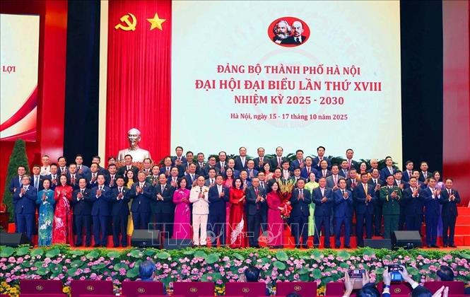 Đồng chí Trần Cẩm Tú, Ủy viên Bộ Chính trị, Thường trực Ban Bí thư tặng hoa Ban Chấp hành Đảng bộ thành phố Hà Nội lần thứ 18, nhiệm kỳ 2025-2030 ra mắt Đại hội. Ảnh: Văn Điệp – TTXVN