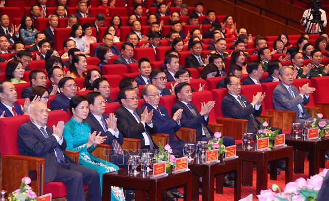 Thường trực Ban Bí thư Trần Cẩm Tú với các đại biểu tại phiên bế mạc. Ảnh: Văn Điệp – TTXVN