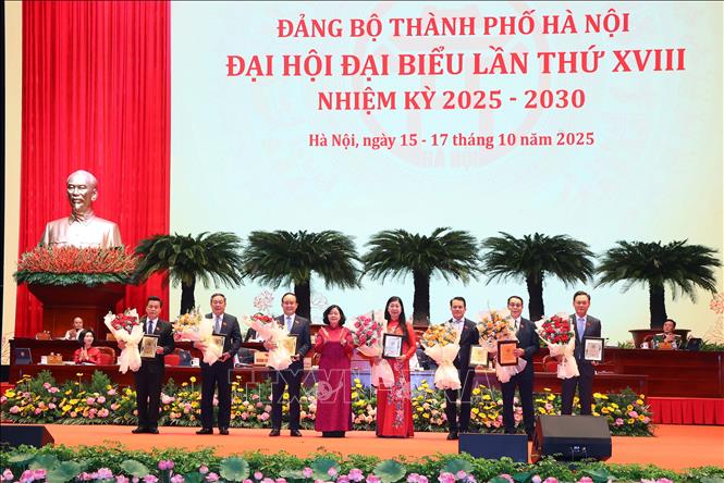 Đồng chí Bùi Thị Minh Hoài, Ủy viên Bộ Chính trị, Bí thư Thành ủy Hà Nội tặng hoa các đồng chí Thành ủy viên khóa XVII không tái cử. Ảnh: Văn Điệp – TTXVN