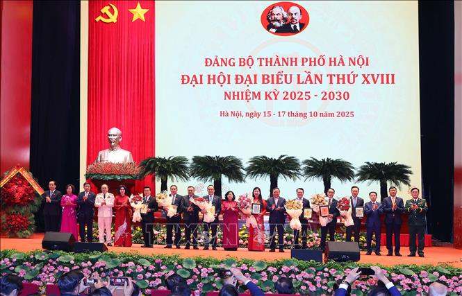 Đồng chí Bùi Thị Minh Hoài, Ủy viên Bộ Chính trị, Bí thư Thành ủy Hà Nội tặng hoa các đồng chí Thành ủy viên khóa XVII không tái cử. Ảnh: Văn Điệp – TTXVN