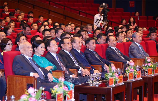 Thường trực Ban Bí thư Trần Cẩm Tú với các đại biểu tại phiên bế mạc. Ảnh: Văn Điệp – TTXVN