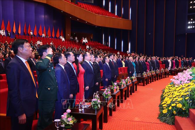 Các đại biểu thực hiện nghi lễ chào cờ. Ảnh: Văn Điệp – TTXVN