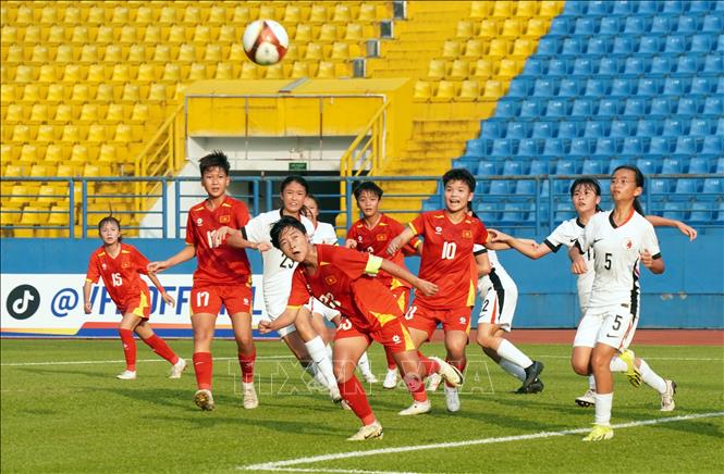 Trận thi đấu giữa đội tuyển U17 nữ Việt Nam (áo đỏ) và đội tuyển U17 nữ Hong Kong (Trung Quốc, áo trắng) với kết quả chung cuộc 1-0 nghiêng về U17 nữ Việt Nam. Ảnh: Trung Tuyến - TTXVN