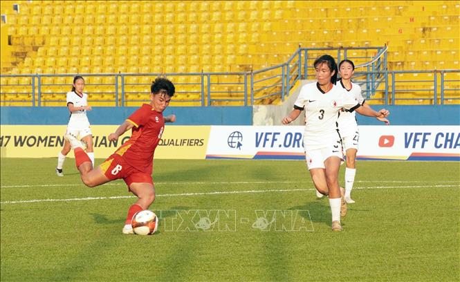 Trận thi đấu giữa đội tuyển U17 nữ Việt Nam (áo đỏ) và đội tuyển U17 nữ Hong Kong (Trung Quốc, áo trắng) với kết quả chung cuộc 1-0 nghiêng về U17 nữ Việt Nam. Ảnh: Trung Tuyến - TTXVN