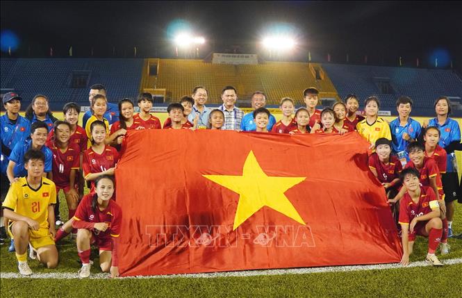 Đội tuyển U17 nữ Việt Nam và Ban huấn luyện vui mừng sau khi giành vé tham dự VCK Giải Vô địch U17 nữ châu Á 2026. Ảnh: Trung Tuyến - TTXVN