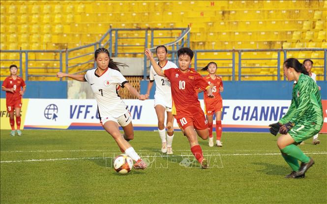Trận thi đấu giữa đội tuyển U17 nữ Việt Nam (áo đỏ) và đội tuyển U17 nữ Hong Kong (Trung Quốc, áo trắng) với kết quả chung cuộc 1-0 nghiêng về U17 nữ Việt Nam. Ảnh: Trung Tuyến - TTXVN