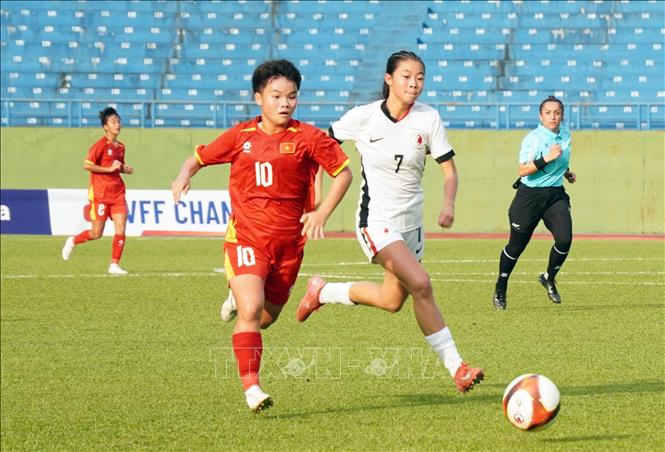 Trận thi đấu giữa đội tuyển U17 nữ Việt Nam (áo đỏ) và đội tuyển U17 nữ Hong Kong (Trung Quốc, áo trắng) với kết quả chung cuộc 1-0 nghiêng về U17 nữ Việt Nam. Ảnh: Trung Tuyến - TTXVN