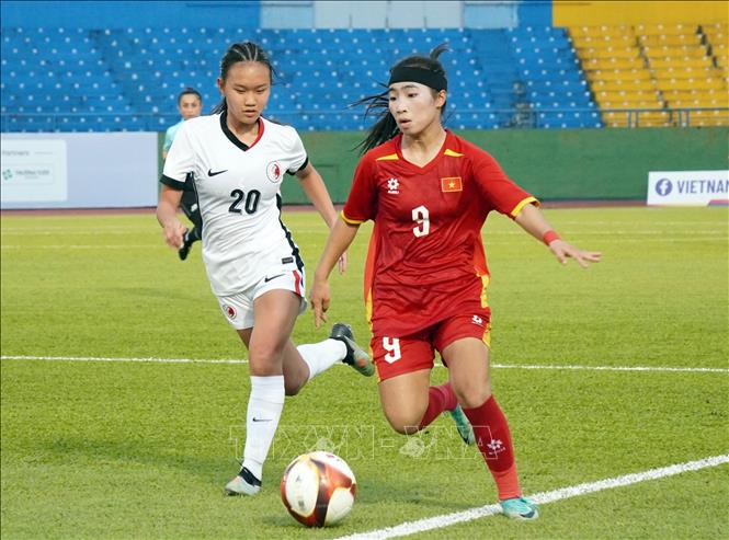 Trận thi đấu giữa đội tuyển U17 nữ Việt Nam (áo đỏ) và đội tuyển U17 nữ Hong Kong (Trung Quốc, áo trắng) với kết quả chung cuộc 1-0 nghiêng về U17 nữ Việt Nam. Ảnh: Trung Tuyến - TTXVN