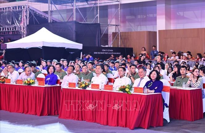 Các đại biểu tham dự Chương trình Nghệ thuật đặc biệt chào mừng thành công Đại hội Đảng bộ Thành phố Hà Nội. Ảnh: Minh Đức – TTXVN