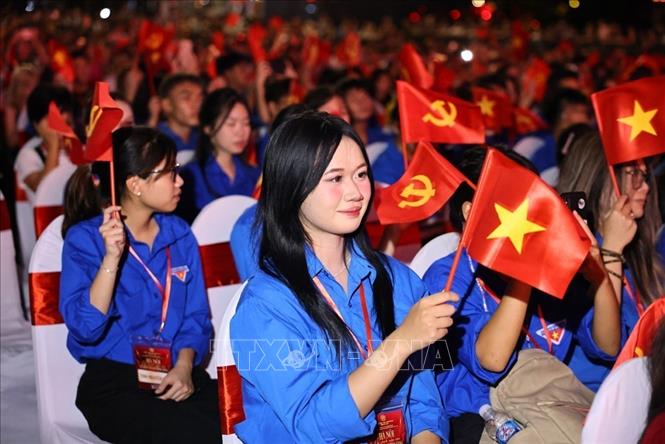 Thanh niên Thủ đô chào mừng thành công Đại hội Đảng bộ thành phố Hà Nội lần thứ XVIII. Ảnh: Minh Đức – TTXVN