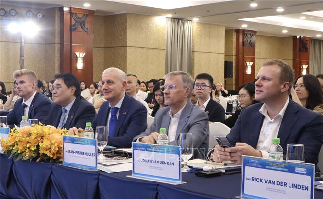 Delegates attend the forum. VNA Photo: Xuân Anh 
