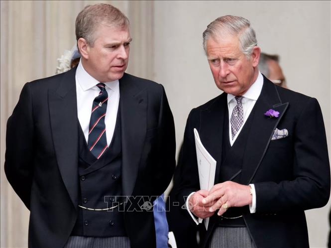 Hoàng tử Andrew (trái) và Nhà Vua Anh Charles năm 2012. Ảnh: Getty Images/TTXVN