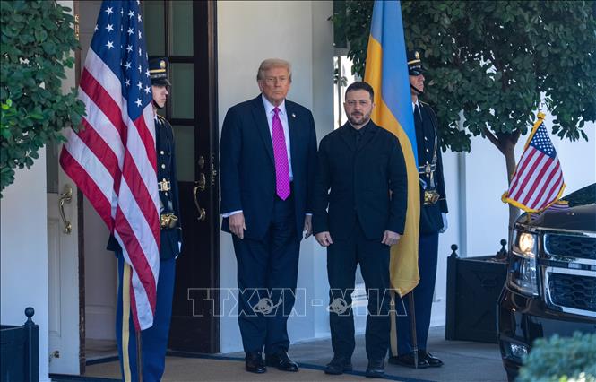 Tổng thống Mỹ Donald Trump (thứ 2, trái) trong cuộc gặp Tổng thống Ukraine Volodymyr Zelensky (phải) tại Nhà Trắng ở Washington, D.C., ngày 17/10/2025. Ảnh: THX/TTXVN