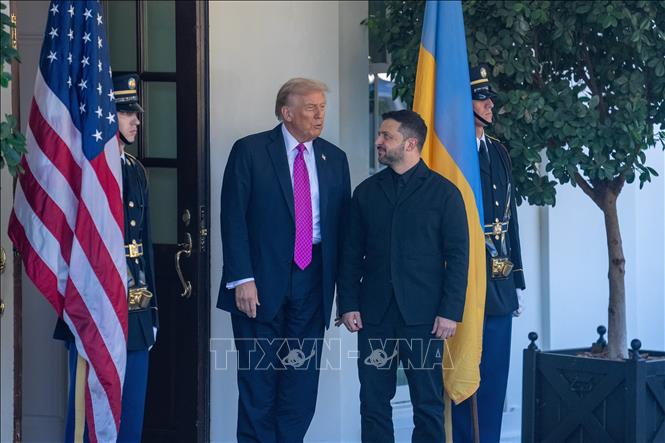 Tổng thống Mỹ Donald Trump (thứ 2, trái) trong cuộc gặp Tổng thống Ukraine Volodymyr Zelensky (phải) tại Nhà Trắng ở Washington, D.C., ngày 17/10/2025. Ảnh: THX/TTXVN