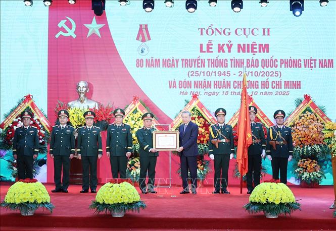 Tổng Bí thư Tô Lâm, Bí thư Quân uỷ Trung ương trao Huân chương Hồ Chí Minh tặng Tổng cục II, Bộ Quốc phòng Việt Nam. Ảnh: Thống Nhất - TTXVN
