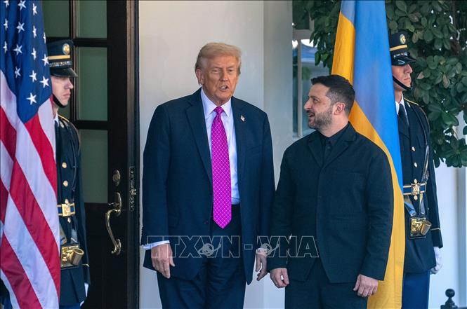 Tổng thống Mỹ Donald Trump (thứ 2, trái) trong cuộc gặp Tổng thống Ukraine Volodymyr Zelensky (phải) tại Nhà Trắng ở Washington, D.C., ngày 17/10/2025. Ảnh: THX/TTXVN