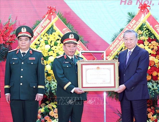Tổng Bí thư Tô Lâm, Bí thư Quân uỷ Trung ương trao Huân chương Hồ Chí Minh tặng Tổng cục II, Bộ Quốc phòng Việt Nam. Ảnh: Thống Nhất - TTXVN
