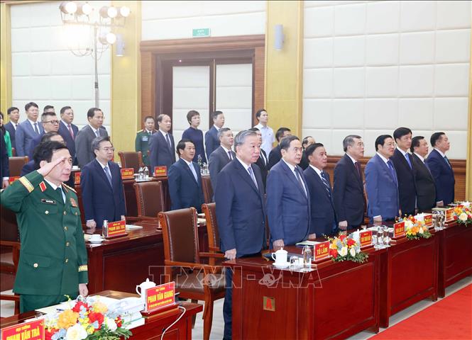 Tổng Bí thư Tô Lâm, Bí thư Quân uỷ Trung ương và các đại biểu thực hiện nghi thức chào cờ. Ảnh:Thống Nhất - TTXVN