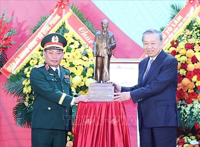 Tổng Bí thư Tô Lâm tặng bức tượng Chủ tịch Hồ Chí Minh cho Tổng cục II, Bộ Quốc phòng. Ảnh: Thống Nhất - TTXVN