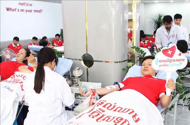 Cán bộ, nhân viên Metfone tình nguyện tham gia hiến máu tại chương trình. Ảnh: Hoàng Minh- PV TTXVN tại Campuchia 