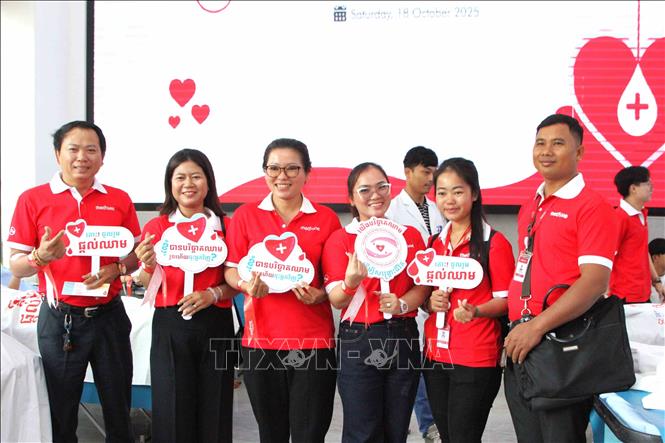Cán bộ, nhân viên Công ty Metfone hớn hở tham gia Ngày hội hiến máu “Một giọt máu-triệu tấm lòng” tại trụ sở Công ty Metfone. Ảnh: Hoàng Minh - PV TTXVN tại Campuchia 