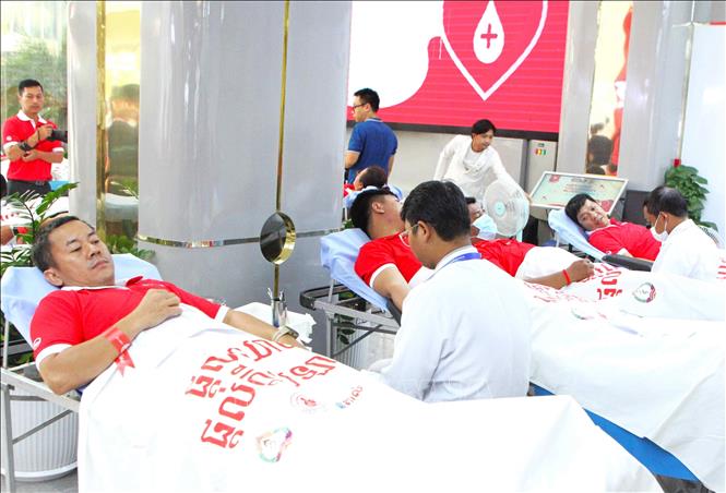 Cán bộ, nhân viên Metfone tình nguyện tham gia hiến máu tại chương trình. Ảnh: Hoàng Minh- PV TTXVN tại Campuchia 